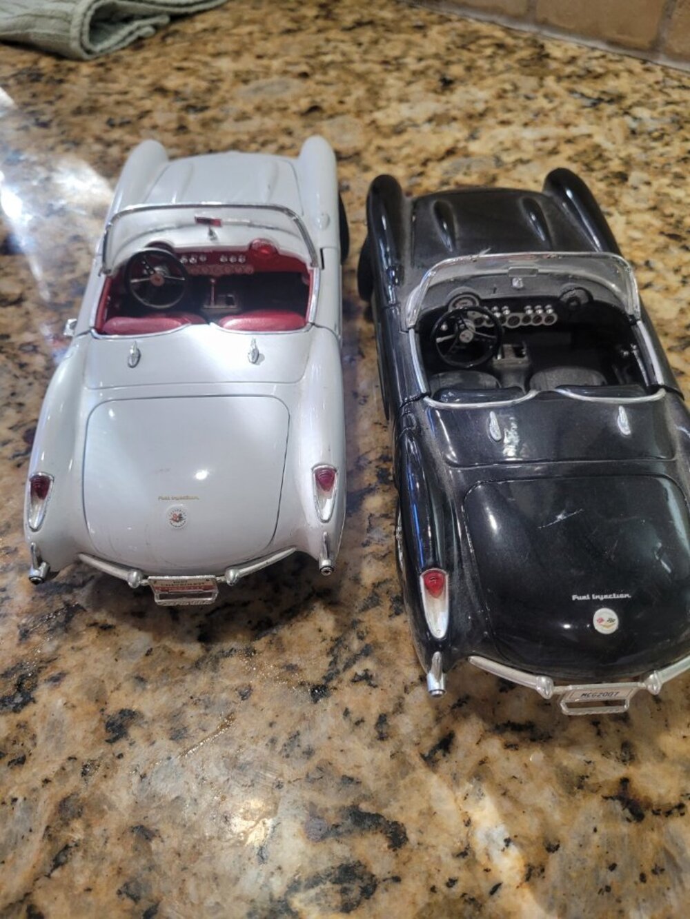Maisto 1957 Chevy Corvette 1:18 Diecast Cars – Set of 2